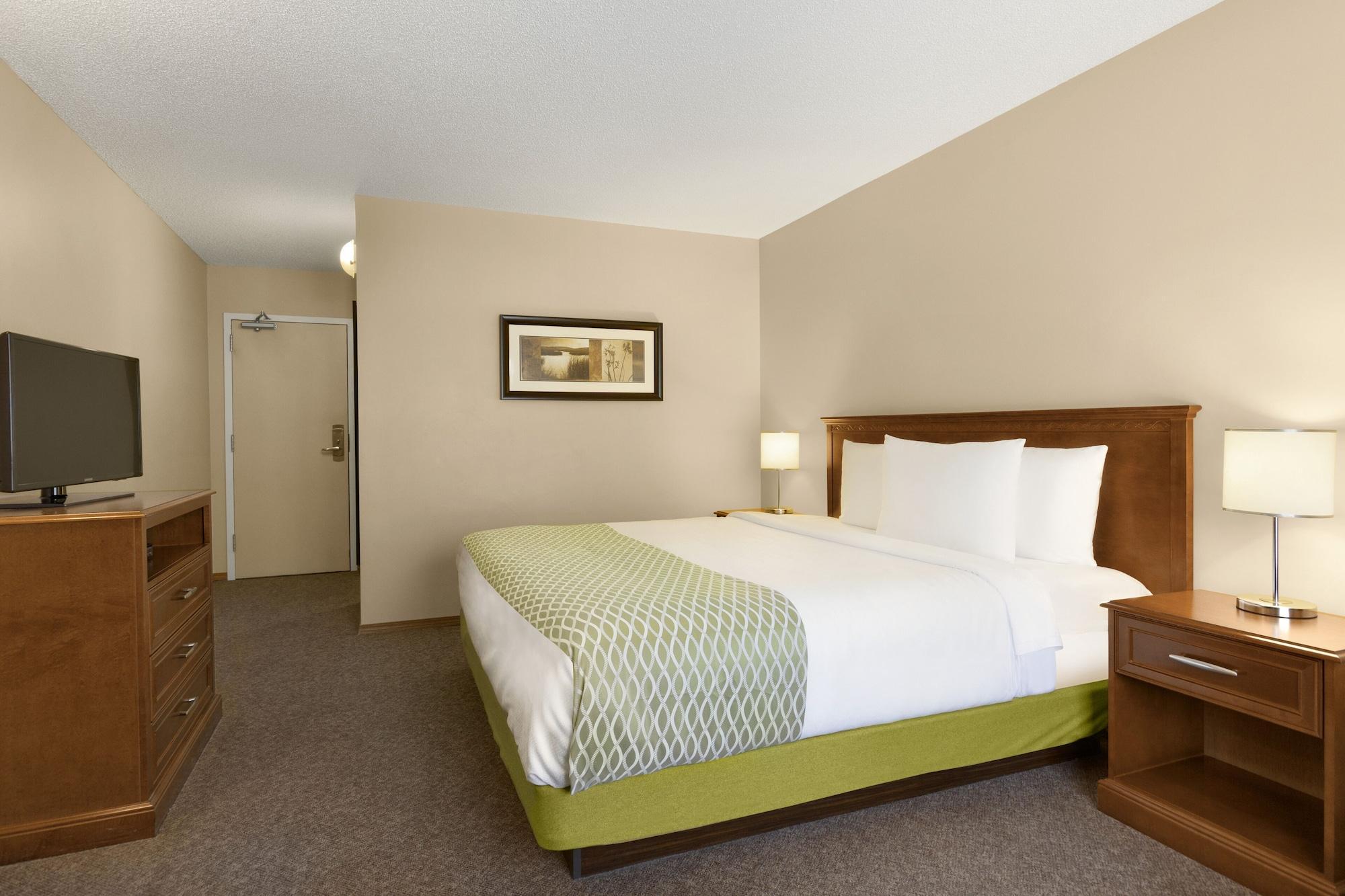Colonial Square Inn & Suites Saskatoon Kültér fotó