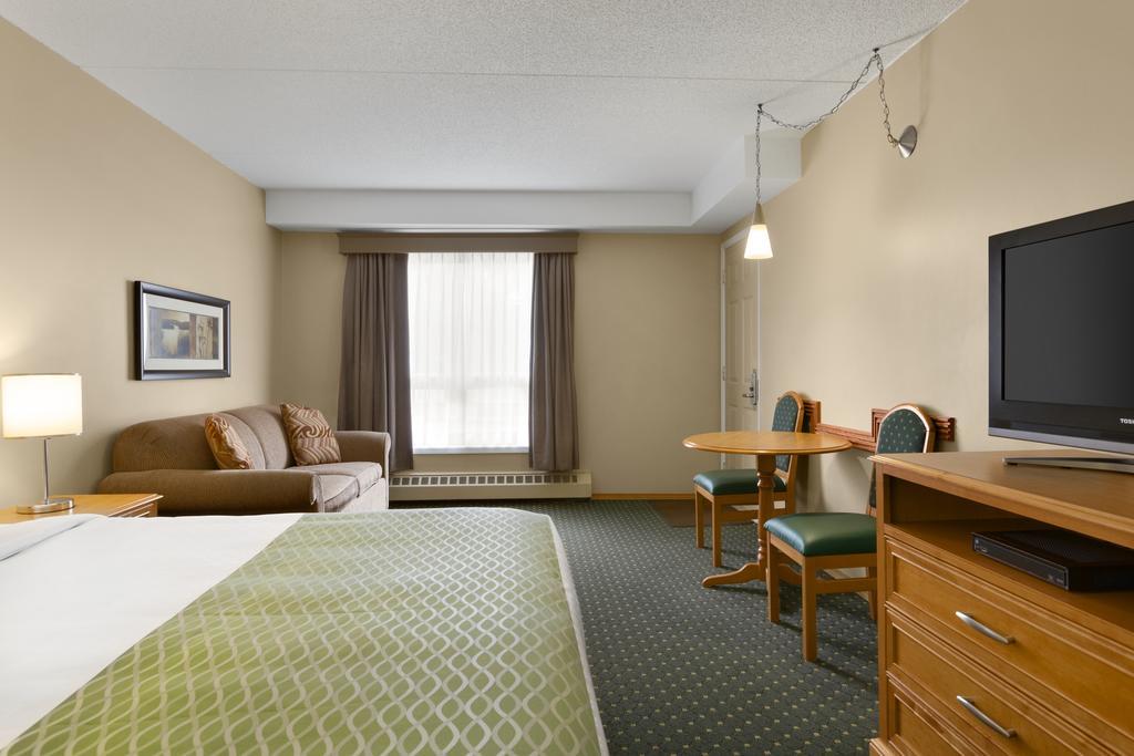 Colonial Square Inn & Suites Saskatoon Kültér fotó